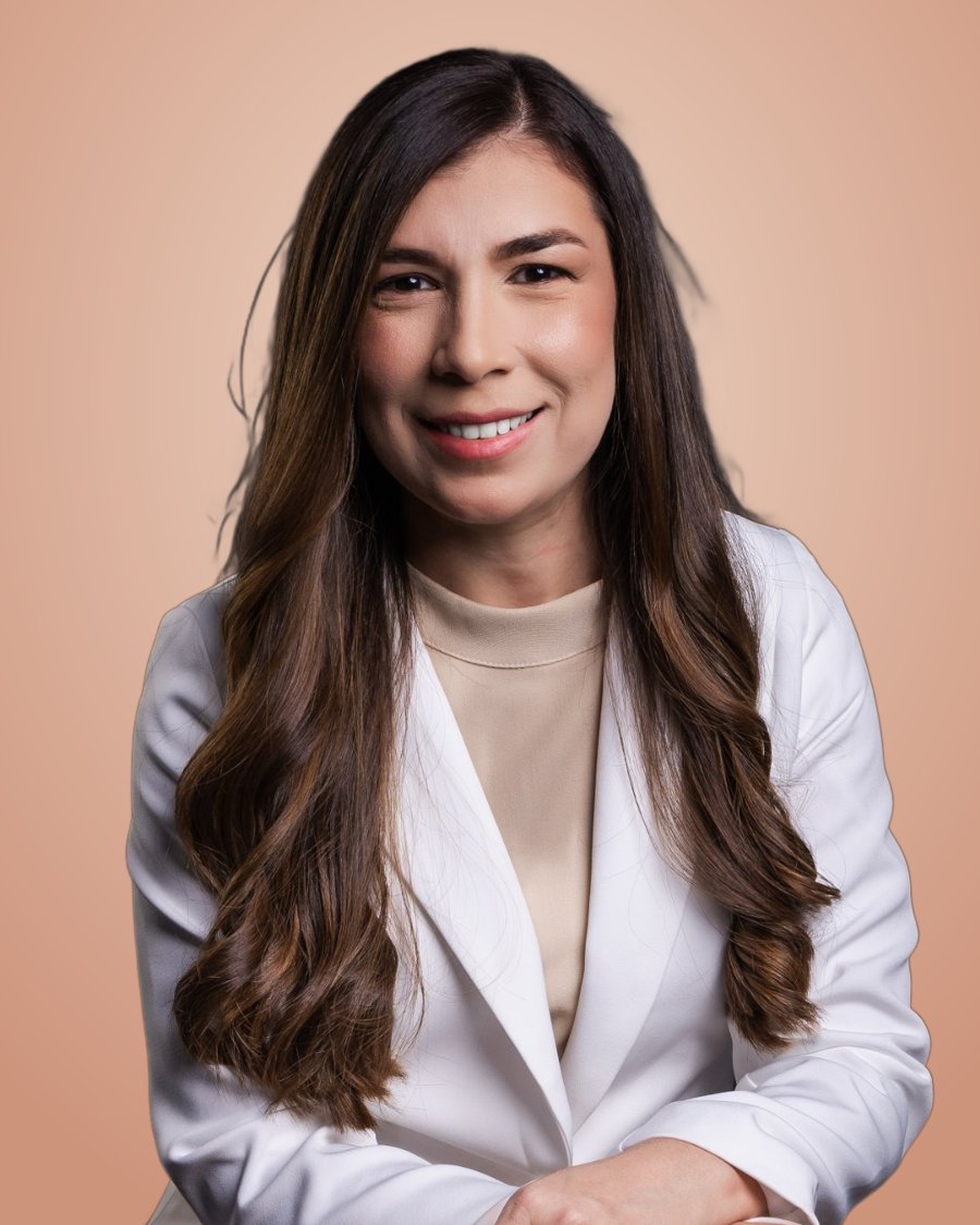 Retrato da Dra. Leonoura Loiola Gomes sentada, sorrindo